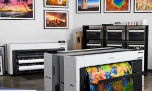 Impresora fotográfica profesional Epson SureColor P8570D en laboratorio de Colombia