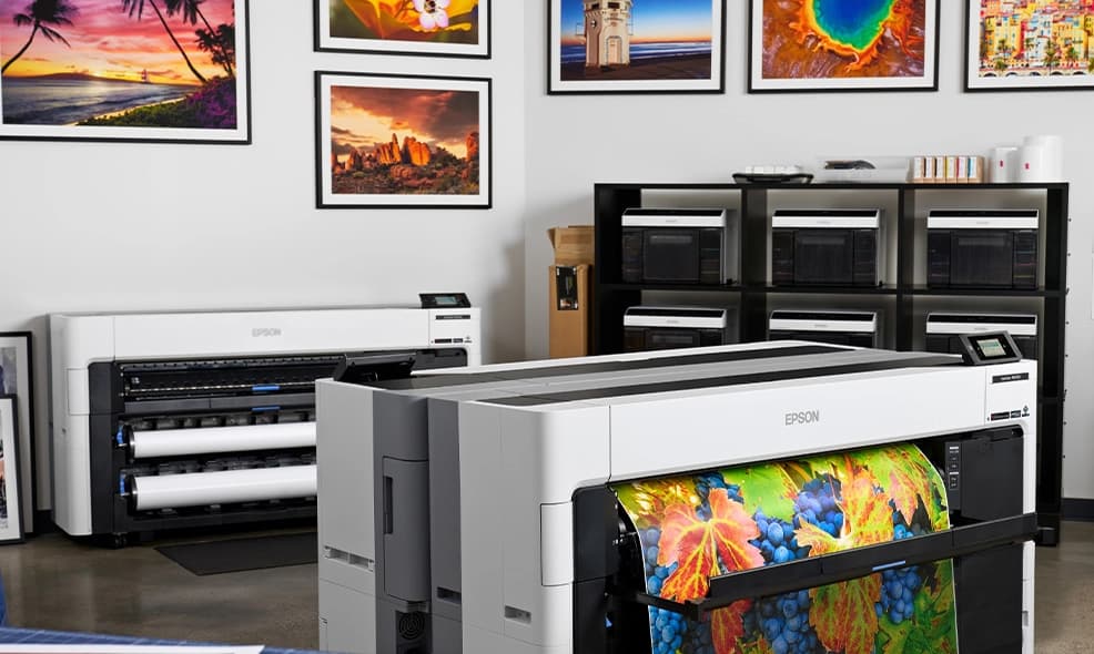 Impresora fotográfica profesional Epson SureColor P8570D en laboratorio de Colombia